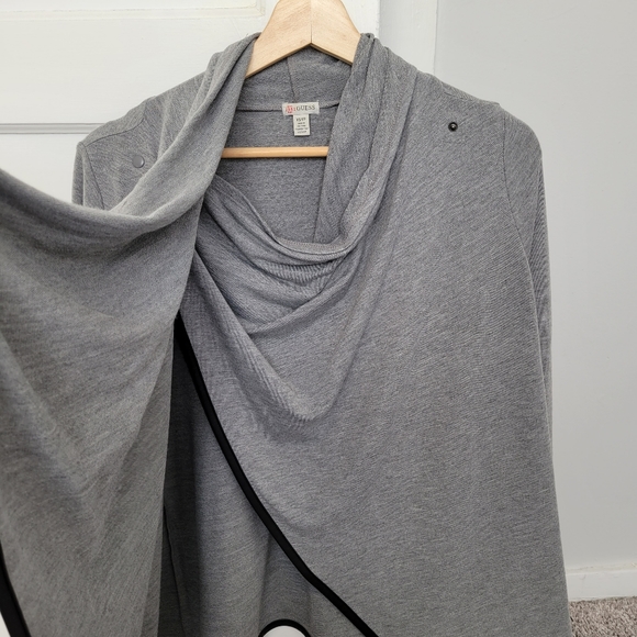 Guess long sleeve cape - Picture 3 of 4